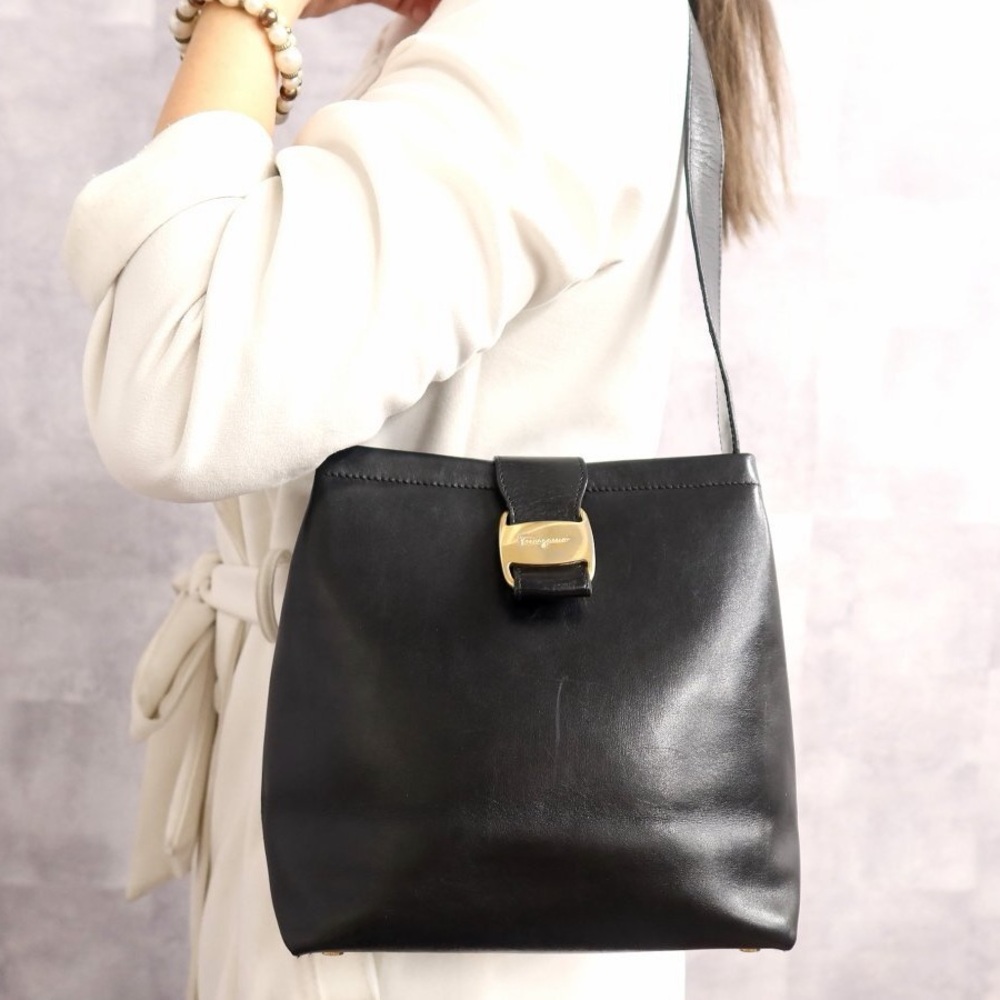 🇯🇵Vintage Salvatore Ferragamo Black Leather Shoulder Bag with Gold Accent - Picture 3 of 8